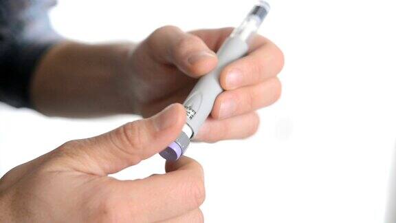 男子使用胰岛素笔