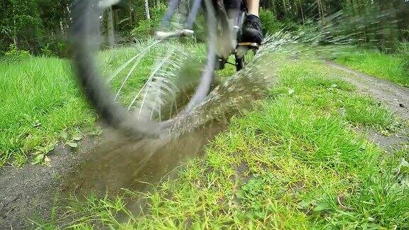 在泥泞的森林小径上骑自行车的人