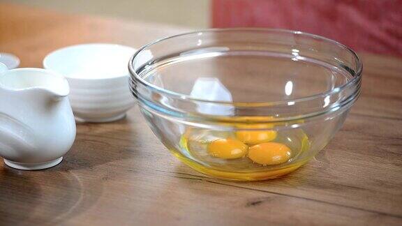 把鸡蛋放在碗里用搅拌器搅拌鸡蛋