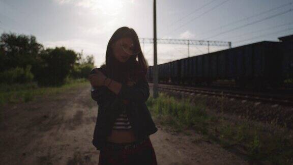 年轻女子独自在铁路上