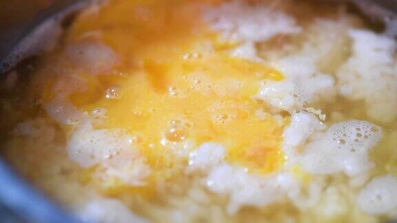 用鸡蛋煮粥