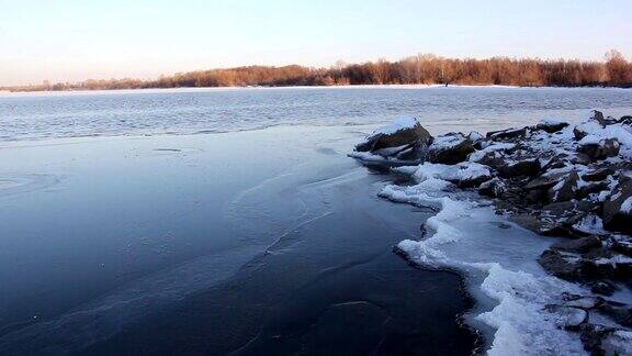 俄罗斯西伯利亚鄂毕河的秋天河上结了冰