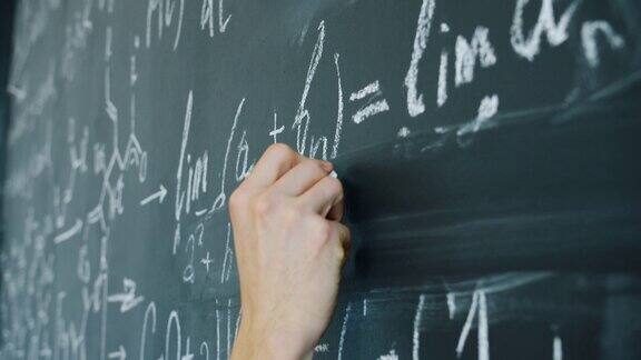 数学学生在室内黑板上写公式的特写慢动作