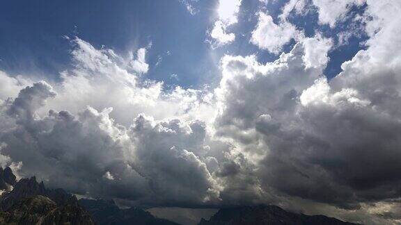 即将到来的雷暴在高山地区时间流逝