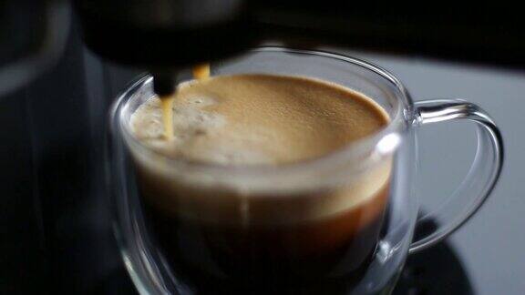 咖啡机将咖啡倒入玻璃杯