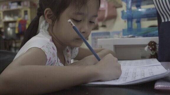 亚洲小女孩在做英语作业