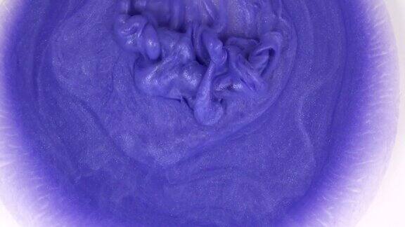 4k墨水在水里紫色墨水在水中反应创造抽象的背景