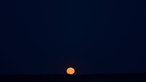 黑夜里的满月从地球上看到的发光的黄色巨大满月间隔拍摄