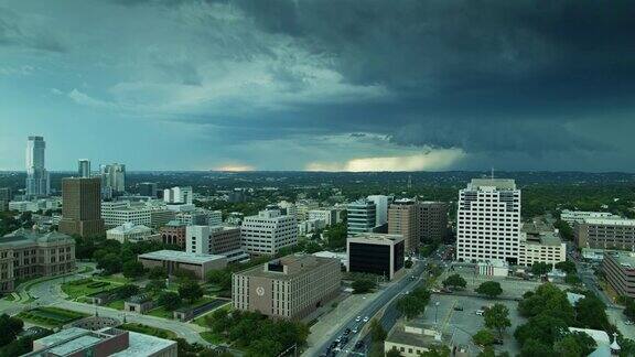 空中俯瞰德克萨斯州国会大厦和奥斯汀市中心地平线上有戏剧性的风暴