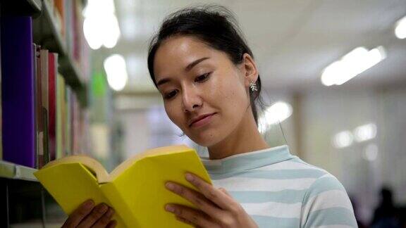 一位年轻女子在图书馆里看书