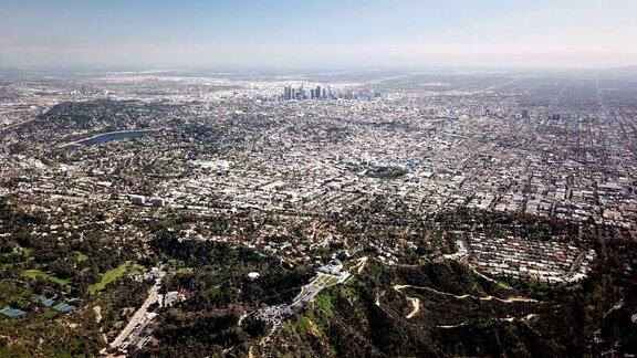4K鸟瞰图洛杉矶和它的城市下面
