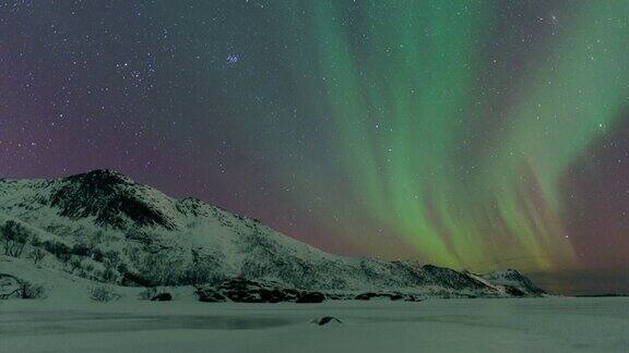 北极光(北极光)在挪威北部冬季罗浮敦群岛上空的夜空中的时间推移剪辑