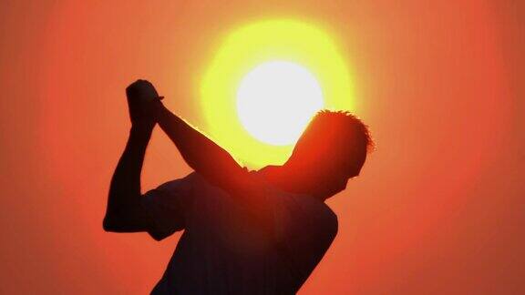 高尔夫球手的剪影在夏天的高尔夫球场上扫荡日落时高尔夫球手的剪影体育cinemagraph