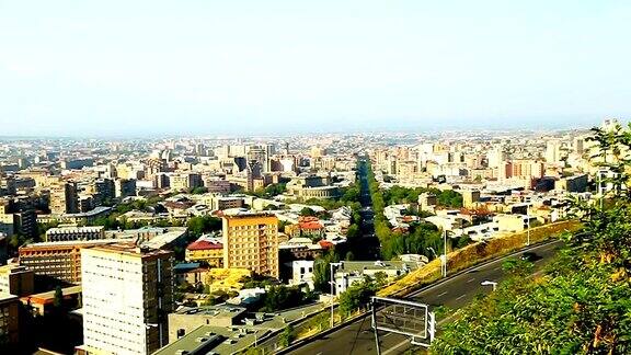 高楼大厦和中心街道的城市全景埃里温亚美尼亚