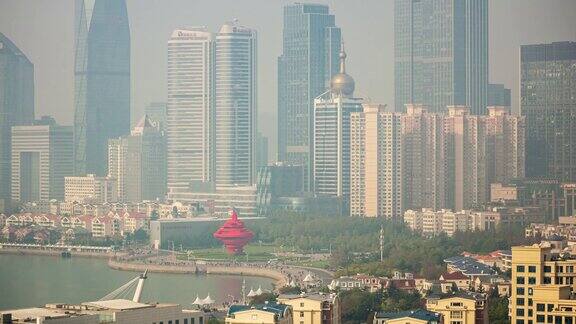 阳光明媚的一天青岛市区著名的海湾纪念碑屋顶时间流逝全景4k中国