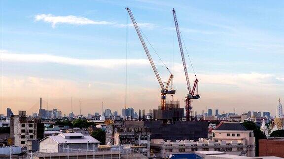 时间流逝:大型建筑工地有许多起重机在工作