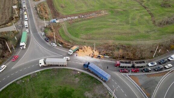 车祸交通事故:撞翻货车后麦粒散落在路上严重的交通堵塞
