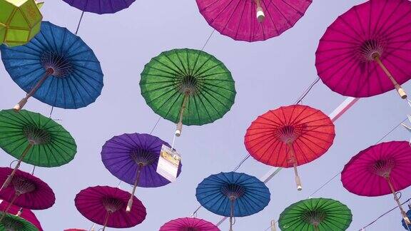 五颜六色的兰娜伞和蓝天