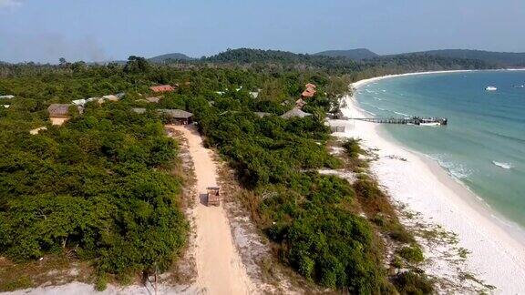 鸟瞰图美丽的绿色海水在KohRong岛梦想海滩柬埔寨