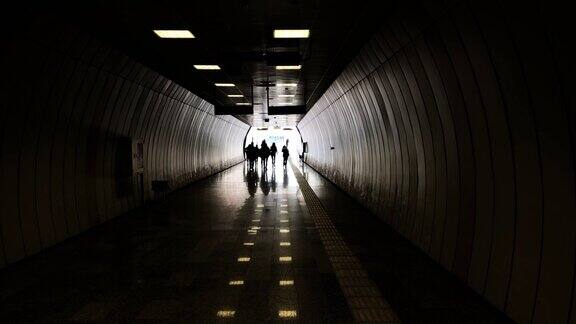 人们在隧道里行走