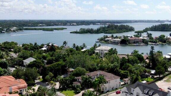 鸟瞰图豪华别墅和私人船佛罗里达