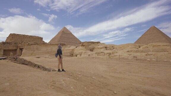 行走在吉萨金字塔附近的女子