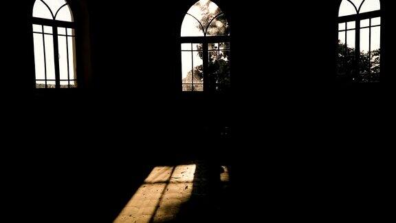 窗口阳光透过房间的旧窗户照射进来
