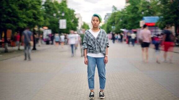 亚洲青少年潮人站在市中心繁忙的街道的时间流逝