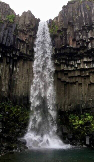 冰岛的斯瓦提福斯瀑布