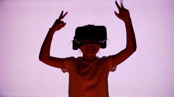 小女孩使用交互式虚拟现实头戴器眩晕和享受虚拟现实