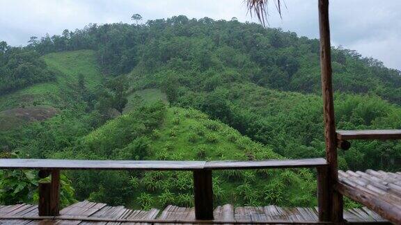 雨落在木阳台和绿意盎然的山上