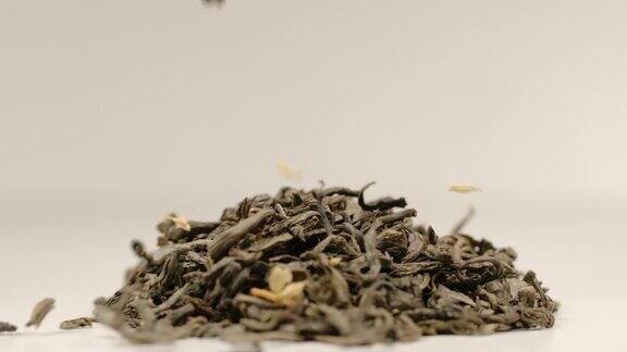 慢镜头:茶叶落在一堆绿茶上-微距镜头