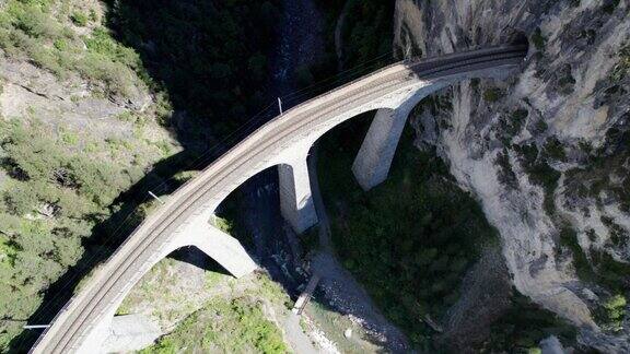 夏季瑞士阿尔卑斯的兰德瓦瑟高架桥鸟瞰图