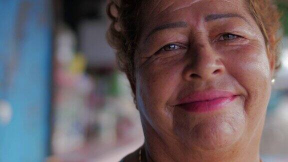 在墨西哥一个年长的西班牙妇女对着镜头微笑的平移肖像