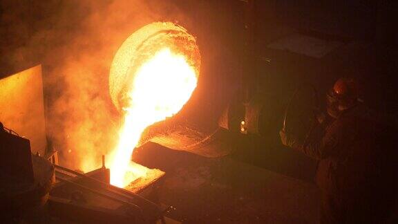 工业工人在冶金厂铸造金属成型熔融金属