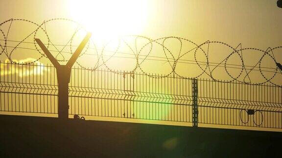 监狱围墙森严铁丝网轮廓分明非法移民隔离了难民非法移民概念监狱监狱生活围栏