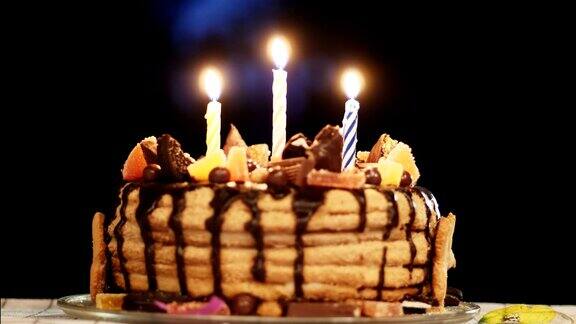 在一间黑漆漆的房间里举行生日蛋糕派对还有三支蜡烛