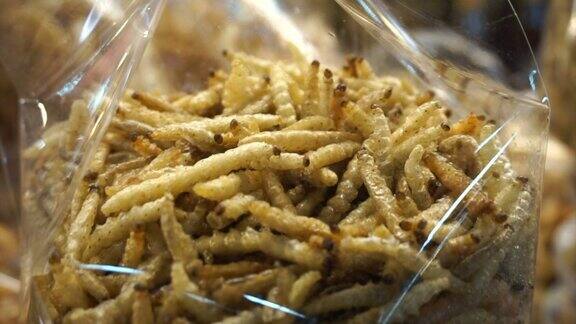 炸竹虫在泰国当地市场泰国怪异的虫子食物