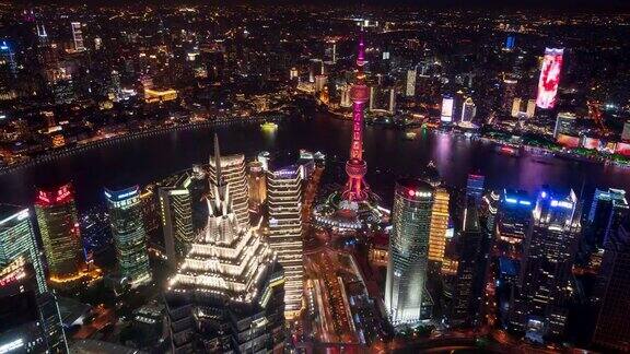 4k时间推移:航拍上海陆家嘴地区和外滩全景摩天大楼灯光秀在晚上中国
