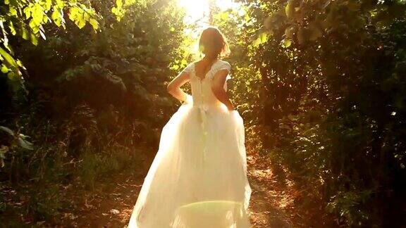 新娘奔跑在森林慢动作高清