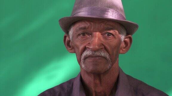 人物肖像严肃的老非裔美国人戴着帽子
