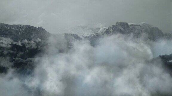 仍在移动:雾气笼罩着群山中的山谷