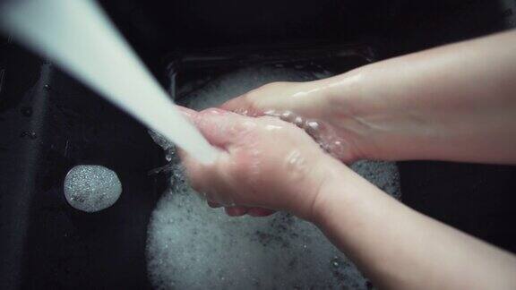 妇女用肥皂和水洗手水槽冠状病毒传播消毒