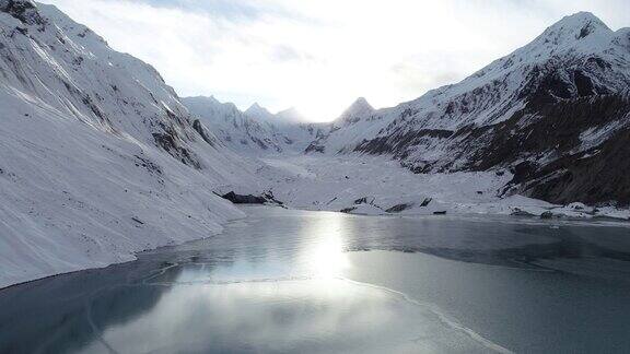 无人机飞越中国西藏冰冻的冰川泻湖无人机航拍画面