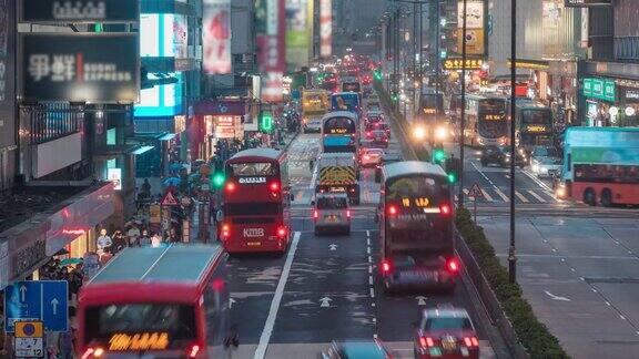 4K延时拍摄:香港旺角地区夜间道路上拥挤的车辆或公共交通工具