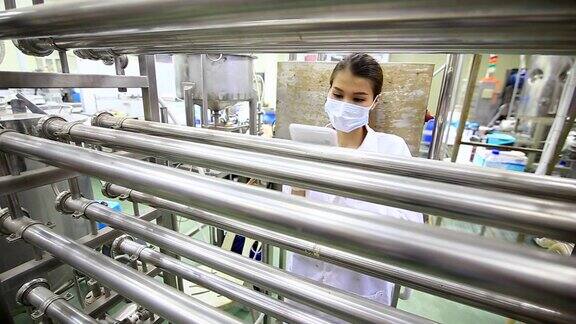 科学家在制药厂使用数字药片
