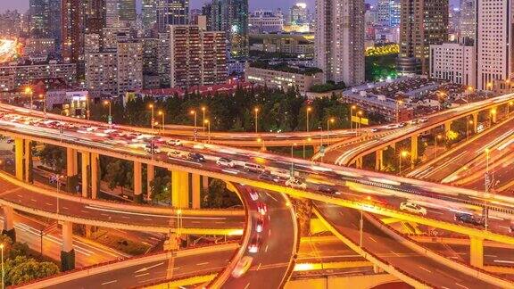 上海市中心交通繁忙的立交桥道路时光流逝