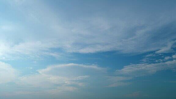 湛蓝的天空白色的缕缕烟雾蓝色的天空背景与微小的层卷云条纹间隔拍摄