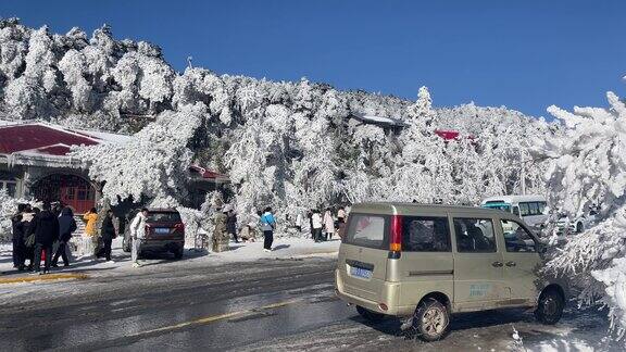 雪景车流人流江西庐山雪景蓝天晴朗