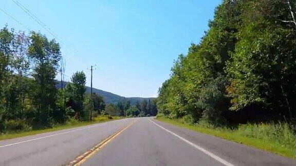 驾车穿过美丽的新英格兰乡村高速公路